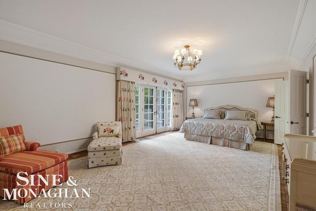 19 Stratton Place, Grosse Pointe Shores, MI 48236