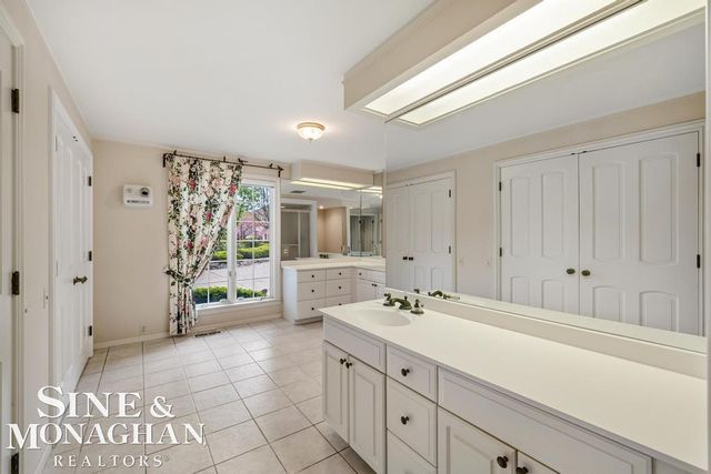 19 Stratton Place, Grosse Pointe Shores, MI 48236