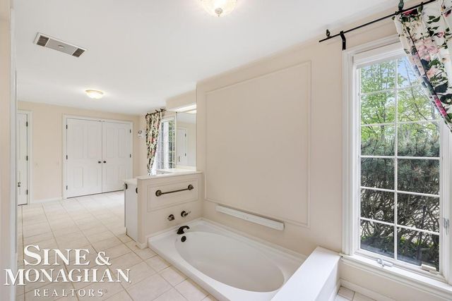 19 Stratton Place, Grosse Pointe Shores, MI 48236