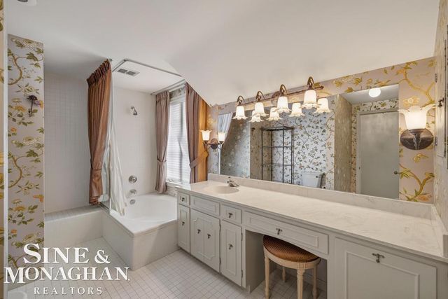 19 Stratton Place, Grosse Pointe Shores, MI 48236