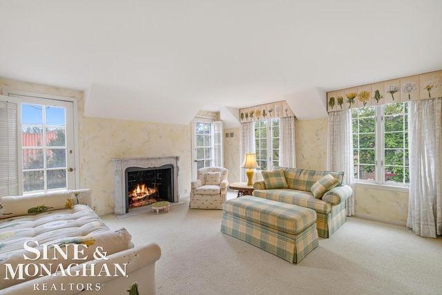 19 Stratton Place, Grosse Pointe Shores, MI 48236