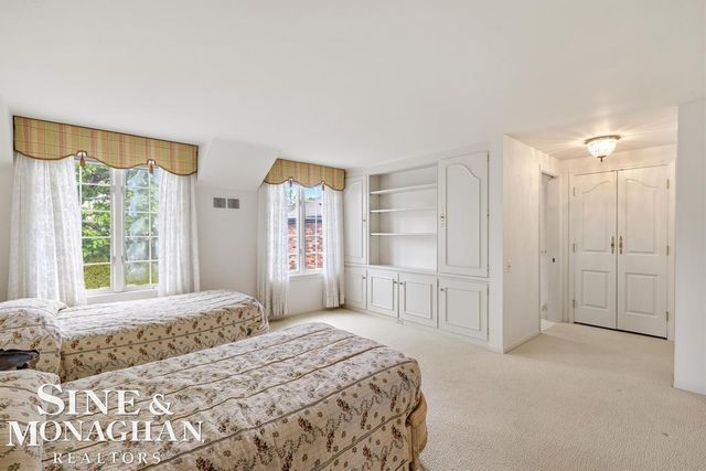 19 Stratton Place, Grosse Pointe Shores, MI 48236