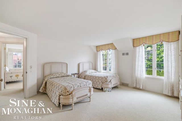19 Stratton Place, Grosse Pointe Shores, MI 48236