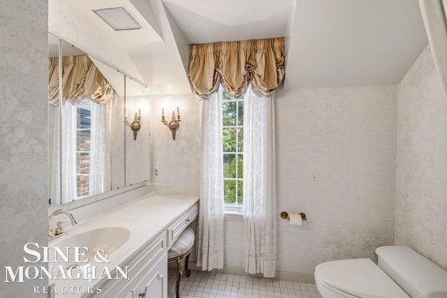 19 Stratton Place, Grosse Pointe Shores, MI 48236