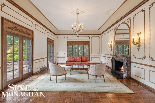 19 Stratton Place, Grosse Pointe Shores, MI 48236