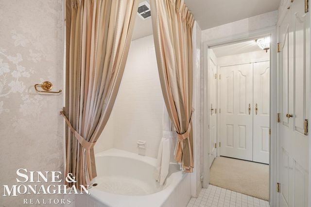 19 Stratton Place, Grosse Pointe Shores, MI 48236