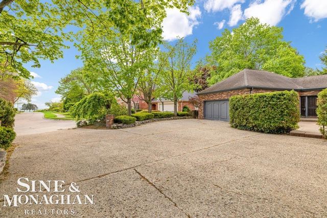 19 Stratton Place, Grosse Pointe Shores, MI 48236