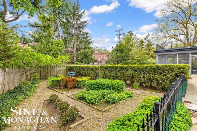 19 Stratton Place, Grosse Pointe Shores, MI 48236