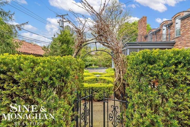 19 Stratton Place, Grosse Pointe Shores, MI 48236