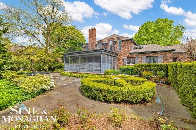 19 Stratton Place, Grosse Pointe Shores, MI 48236