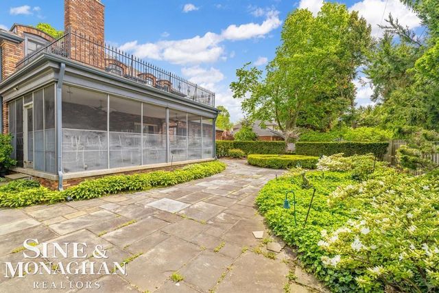 19 Stratton Place, Grosse Pointe Shores, MI 48236