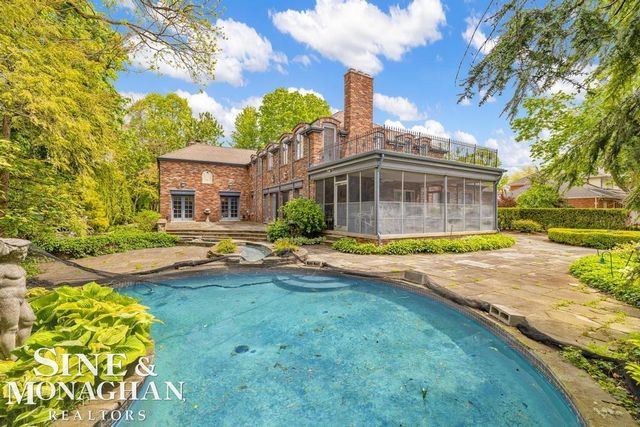 19 Stratton Place, Grosse Pointe Shores, MI 48236