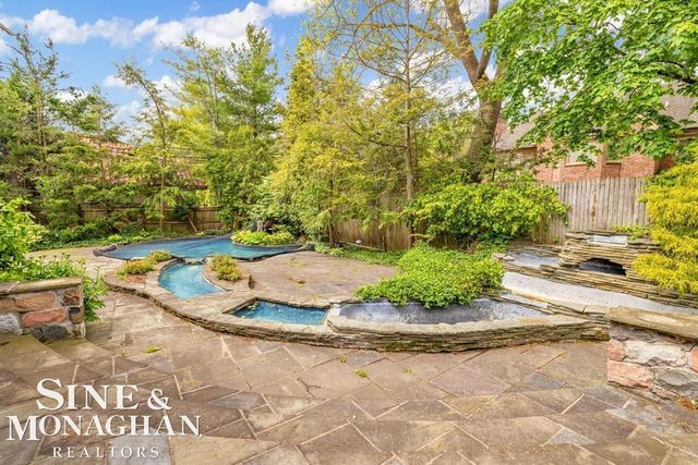19 Stratton Place, Grosse Pointe Shores, MI 48236