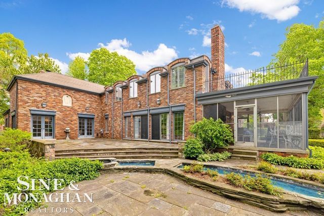 19 Stratton Place, Grosse Pointe Shores, MI 48236