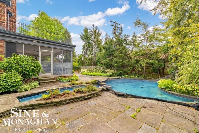 19 Stratton Place, Grosse Pointe Shores, MI 48236