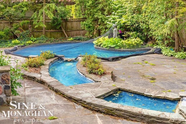 19 Stratton Place, Grosse Pointe Shores, MI 48236
