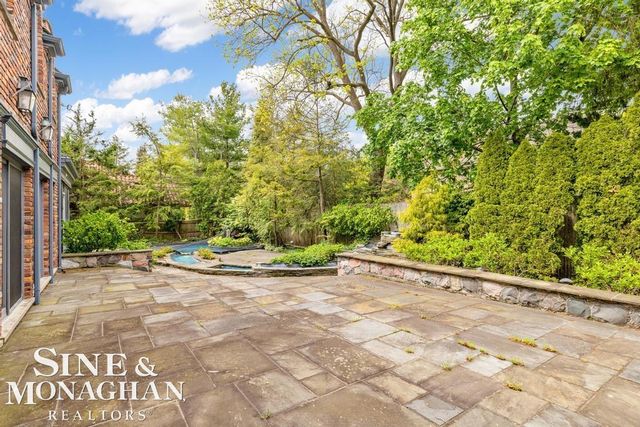 19 Stratton Place, Grosse Pointe Shores, MI 48236