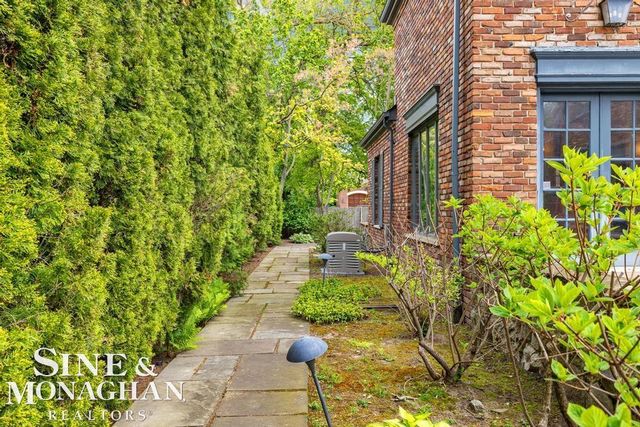 19 Stratton Place, Grosse Pointe Shores, MI 48236