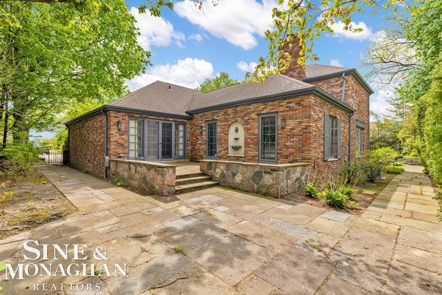 19 Stratton Place, Grosse Pointe Shores, MI 48236
