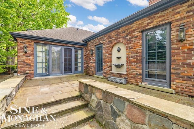 19 Stratton Place, Grosse Pointe Shores, MI 48236