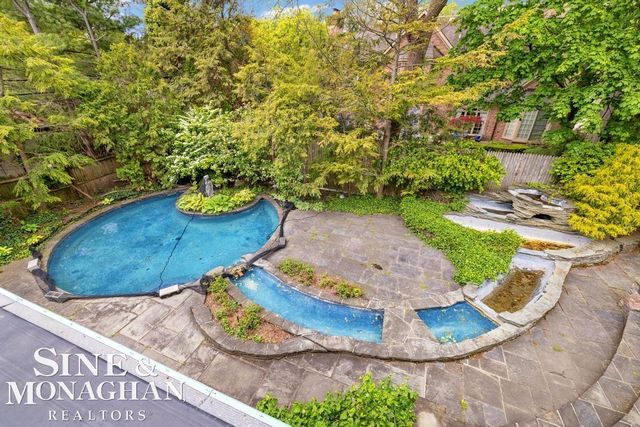 19 Stratton Place, Grosse Pointe Shores, MI 48236
