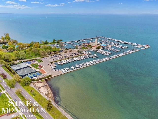 19 Stratton Place, Grosse Pointe Shores, MI 48236