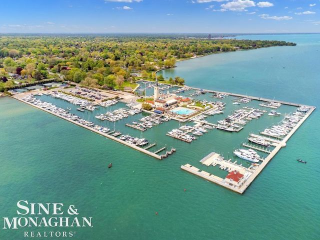 19 Stratton Place, Grosse Pointe Shores, MI 48236