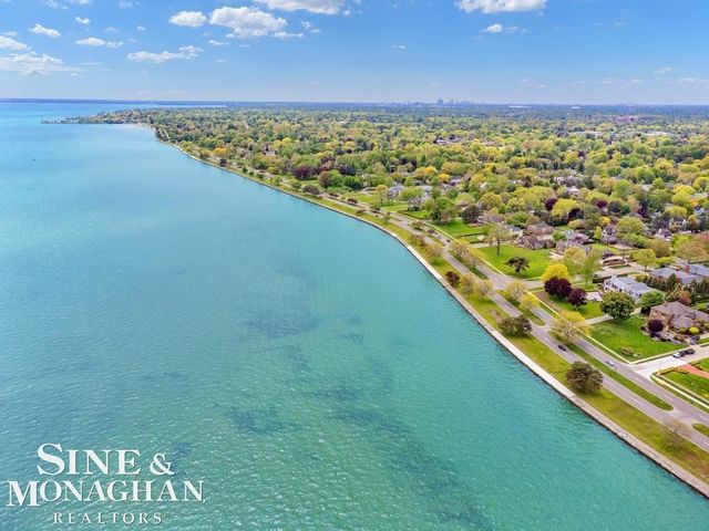 19 Stratton Place, Grosse Pointe Shores, MI 48236