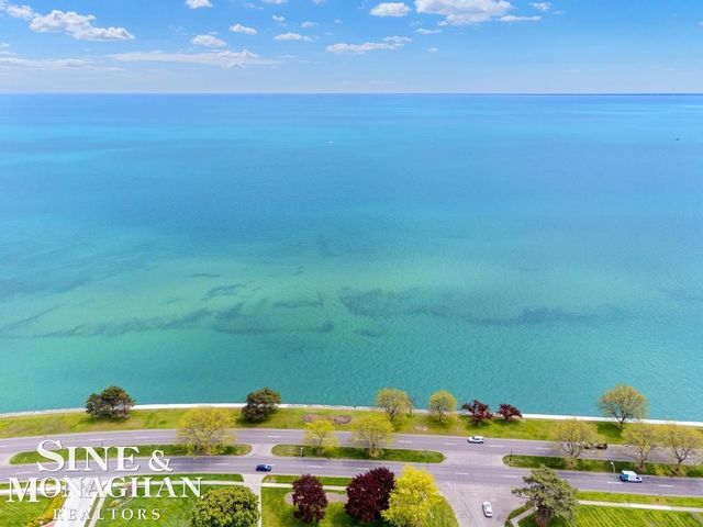 19 Stratton Place, Grosse Pointe Shores, MI 48236