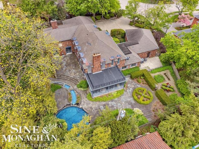 19 Stratton Place, Grosse Pointe Shores, MI 48236
