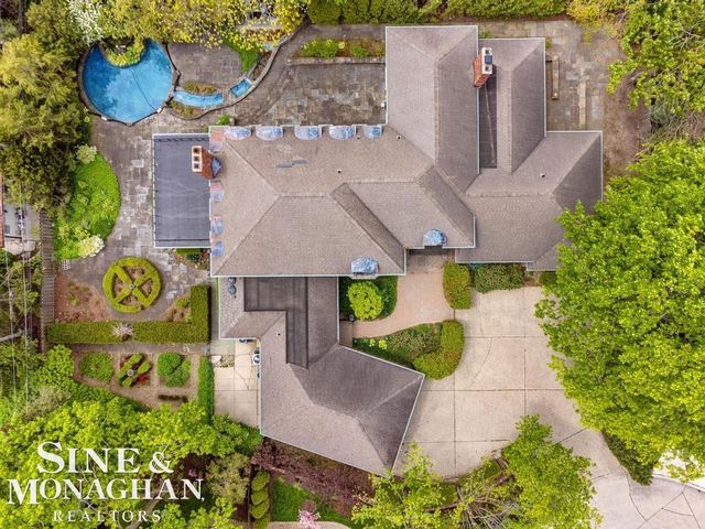 19 Stratton Place, Grosse Pointe Shores, MI 48236