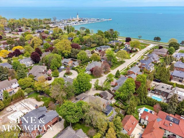 19 Stratton Place, Grosse Pointe Shores, MI 48236