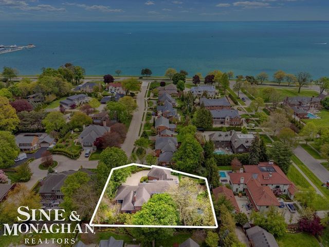 19 Stratton Place, Grosse Pointe Shores, MI 48236