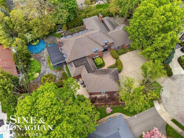 19 Stratton Place, Grosse Pointe Shores, MI 48236
