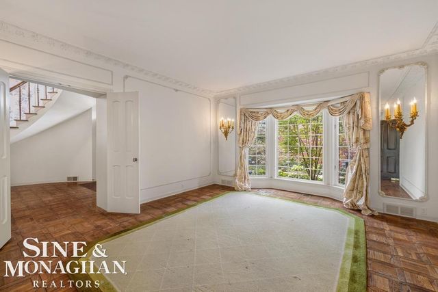 19 Stratton Place, Grosse Pointe Shores, MI 48236