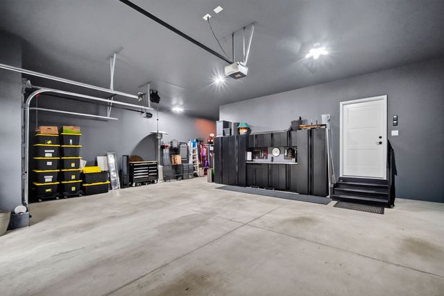 935 Arbor Woods Drive, Pleasant Hill, IA 50327