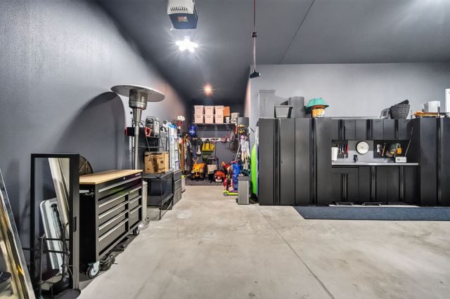 935 Arbor Woods Drive, Pleasant Hill, IA 50327