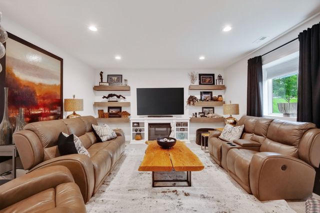935 Arbor Woods Drive, Pleasant Hill, IA 50327