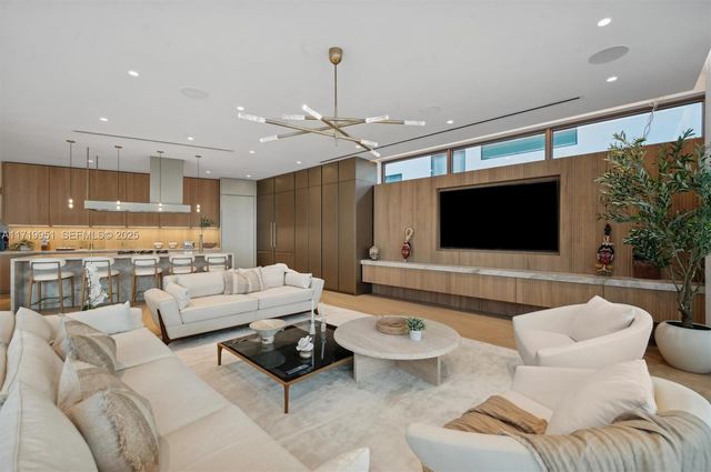 424 W Rivo Alto Dr, Miami Beach, FL 33139