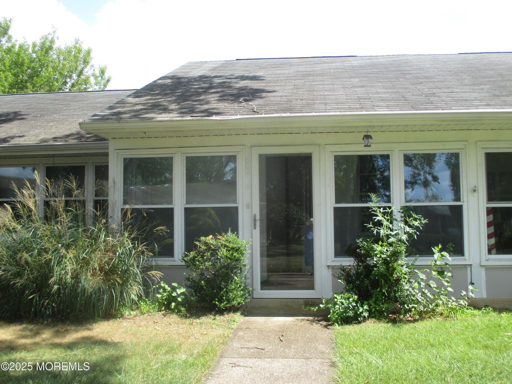 662A Plymouth Drive, Lakewood, NJ 08701