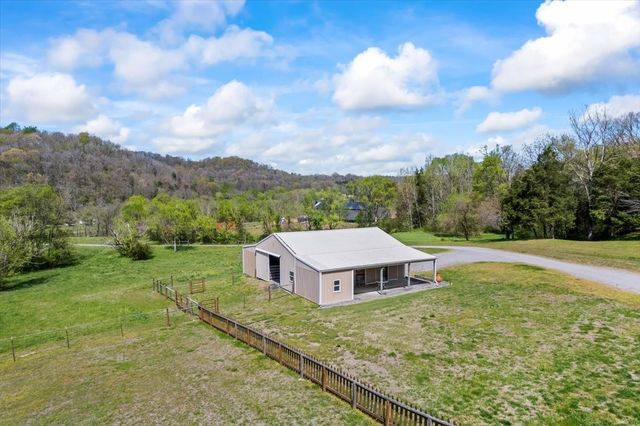 216 Old Wolf Hill Rd, Bethpage, TN 37022