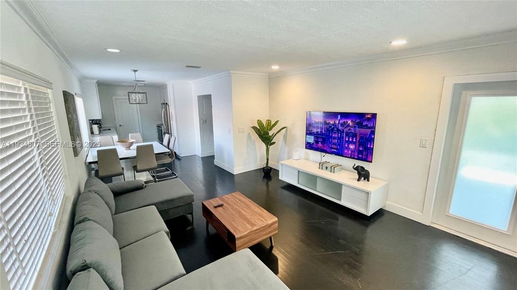 Image 1 of property listing at 1955 Washington St, Hollywood, FL 33020