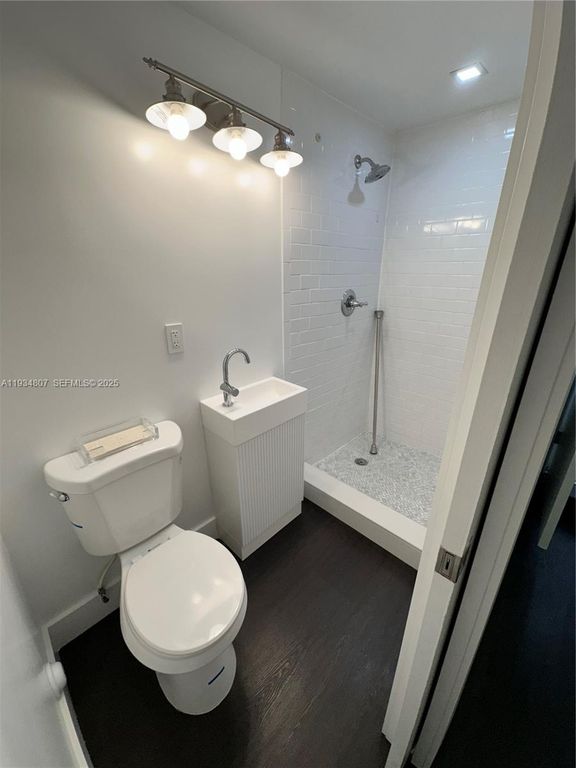 Image 10 of property listing at 1955 Washington St, Hollywood, FL 33020