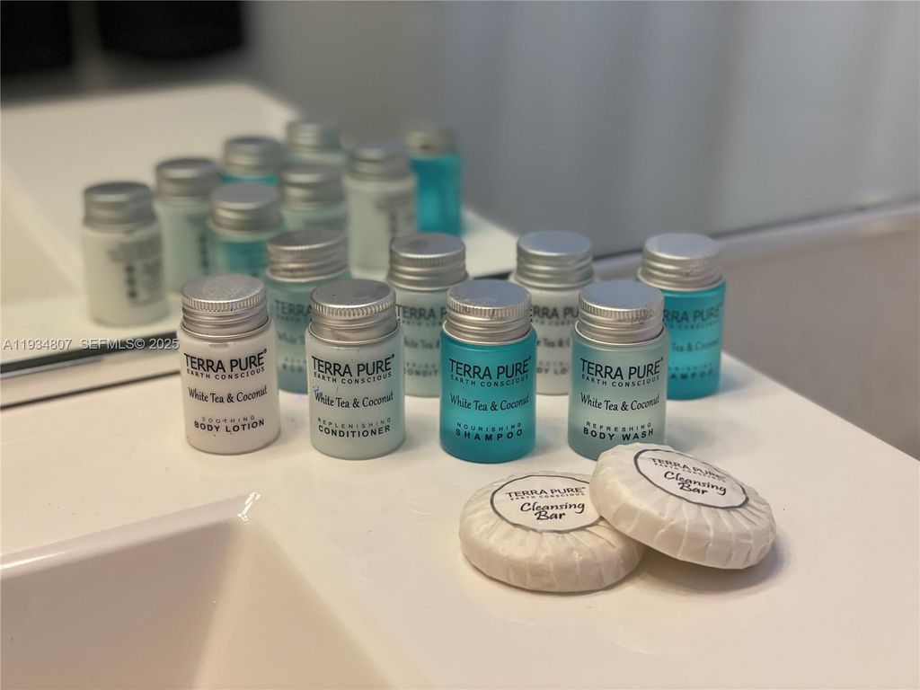 Image 16 of property listing at 1955 Washington St, Hollywood, FL 33020