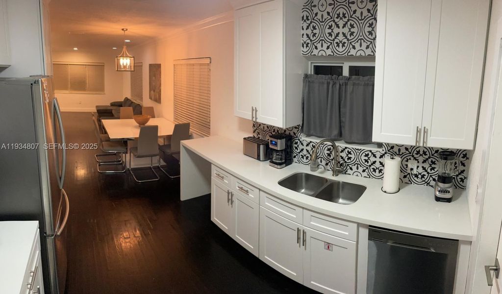 Image 5 of property listing at 1955 Washington St, Hollywood, FL 33020