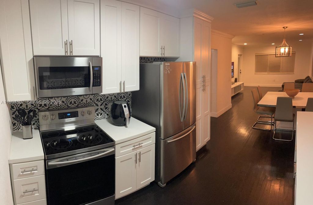 Image 6 of property listing at 1955 Washington St, Hollywood, FL 33020