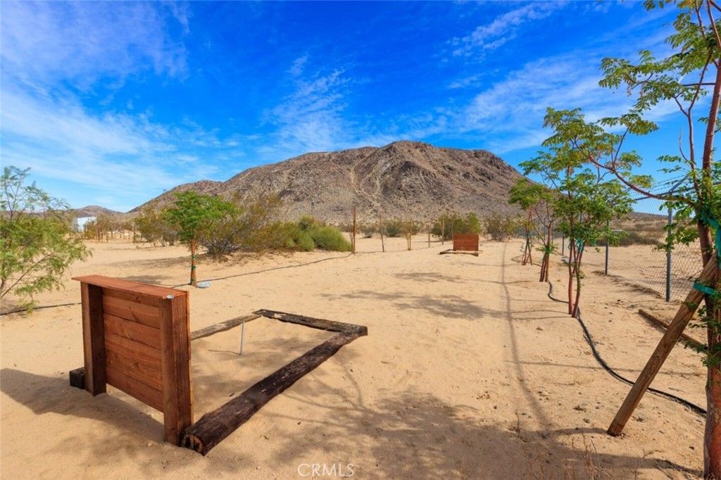 Image 25 of property listing at 58770 Gerrie Lane, Landers, CA 92285