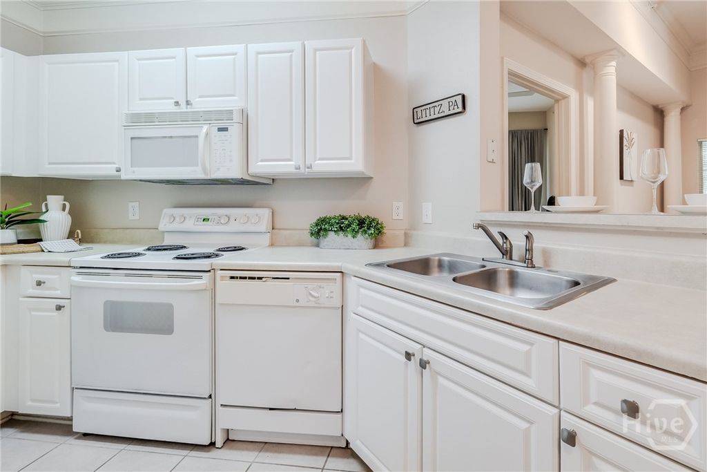 Image 8 of property listing at 3334 Whitemarsh Way, Savannah, GA 31410