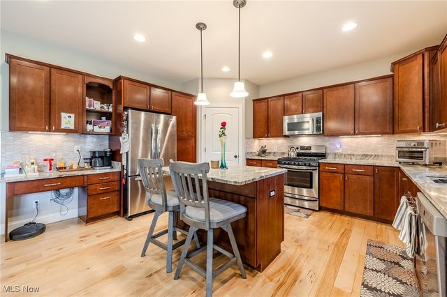 38694 Andrews Ridge Way, Willoughby, OH 44094