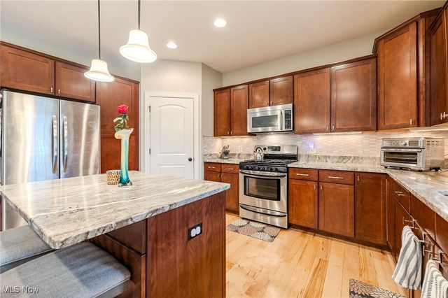 38694 Andrews Ridge Way, Willoughby, OH 44094